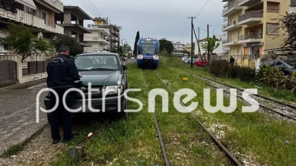 Απίστευτο περιστατικό: Πάρκαρε το αγροτικό του πάνω στις ράγες του τρένου, δείτε φωτογραφίες