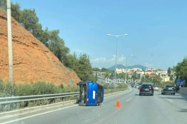 Θεσσαλονίκη: Αυτοκίνητο τούμπαρε στον Περιφερειακό – Στο νοσοκομείο μία γυναίκα και ένα ανήλικο παιδί