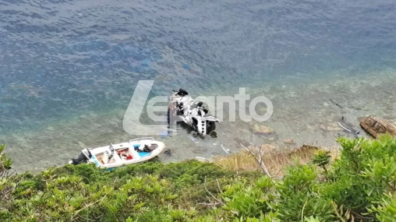 Σκοτώθηκε 27χρονη σε τροχαίο στη Φωκίδα - Το ΙΧ έπεσε σε γκρεμό, την απεγκλώβισαν πυροσβέστες με βάρκες