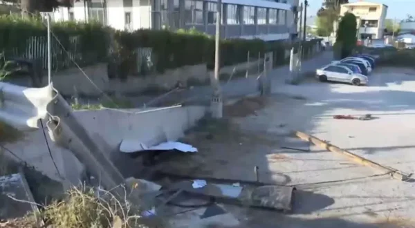 Θεσσαλονίκη: Τρελή πορεία ΙΧ που “καρφώθηκε” σε στάση αστικών λεωφορείων
