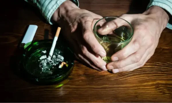 Κάπνισμα, αλκοόλ, καθιστική ζωή: Από τα 35 φαίνεται ο αντίκτυπος στην υγεία