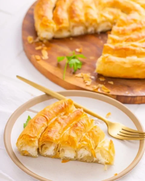 Στριφτή τυρόπιτα με σπιτικό φύλλο