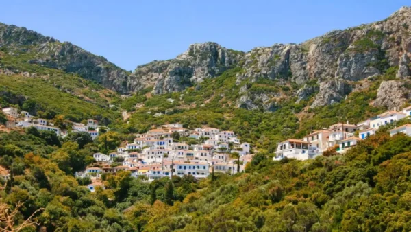 Βελανίδια: Το χωριό – «παράδεισος» της Λακωνίας που θυμίζει νησιώτικο οικισμό