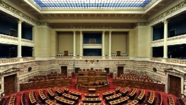 Βουλή: Ανακοινώθηκε η παραλαβή της δικογραφίας για τυχόν ευθύνες Κ. Αχ. Καραμανλή και Χρ. Σπίρτζη