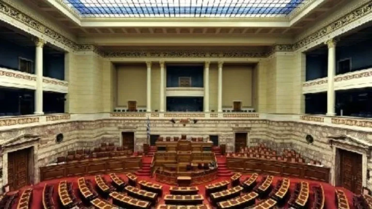 Βουλή: Ανακοινώθηκε η παραλαβή της δικογραφίας για τυχόν ευθύνες Κ. Αχ. Καραμανλή και Χρ. Σπίρτζη