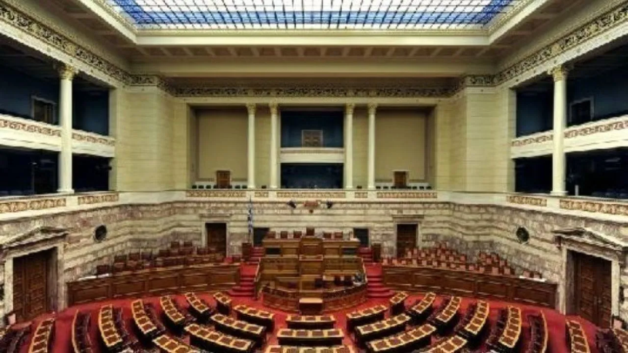 Βουλή: Ανακοινώθηκε η παραλαβή της δικογραφίας για τυχόν ευθύνες Κ. Αχ. Καραμανλή και Χρ. Σπίρτζη