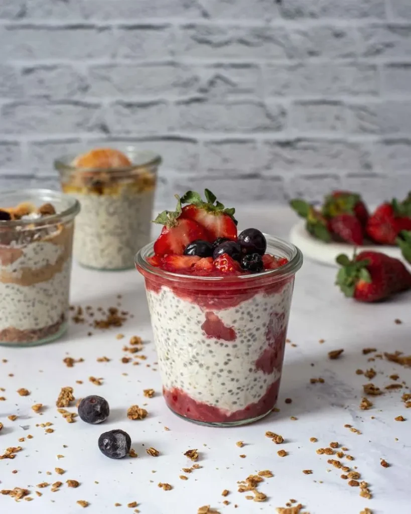 Οvernight oats με φράουλες, σπόρους τσία και ξηρούς καρπούς