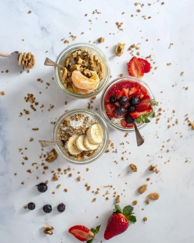 Οvernight oats με φράουλες, σπόρους τσία και ξηρούς καρπούς