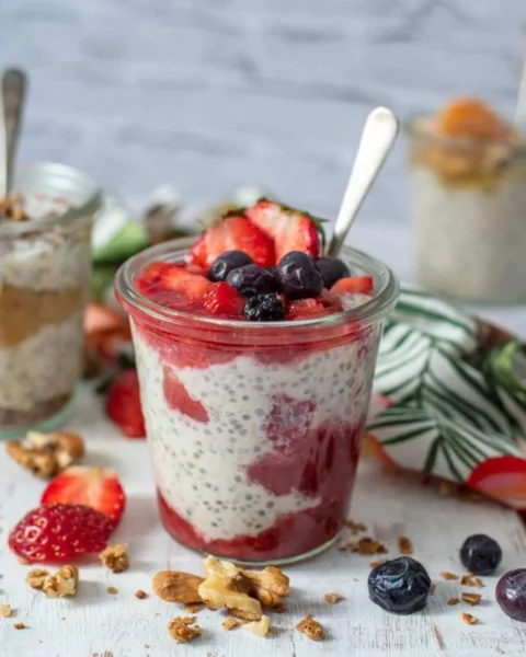 Οvernight oats με φράουλες, σπόρους τσία και ξηρούς καρπούς