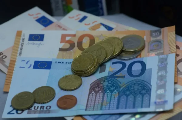 ΓΣΕΕ: Τι ισχύει για τις αμοιβές τις αργίες του Πάσχα