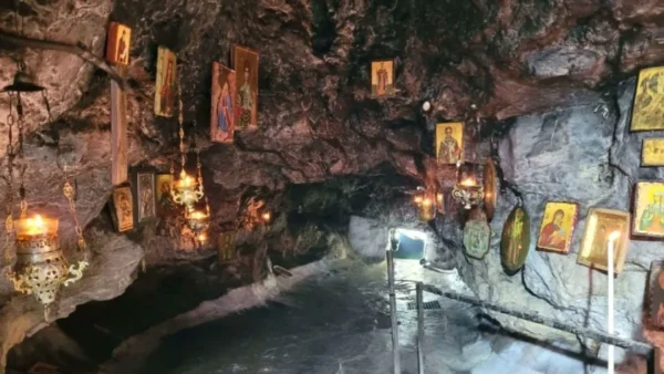 Η εκκλησία της Ζωοδόχου Πηγής στην Καλλίφυτο Δράμας - Παρεκκλήσι λαξευμένο μέσα στον βράχο