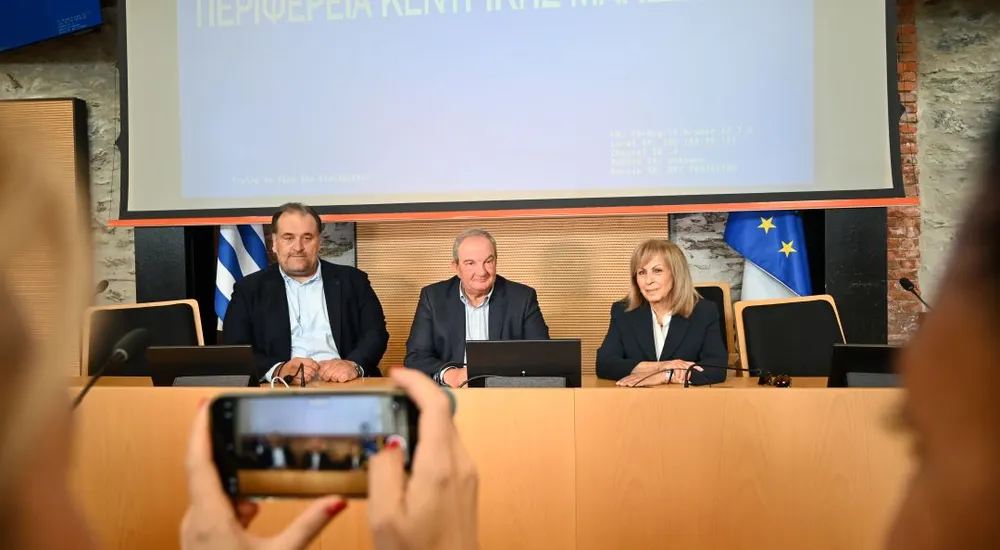 Την Περιφερειάρχη Κεντρικής Μακεδονίας επισκέφθηκε ο πρώην πρωθυπουργός Κώστας Καραμανλής