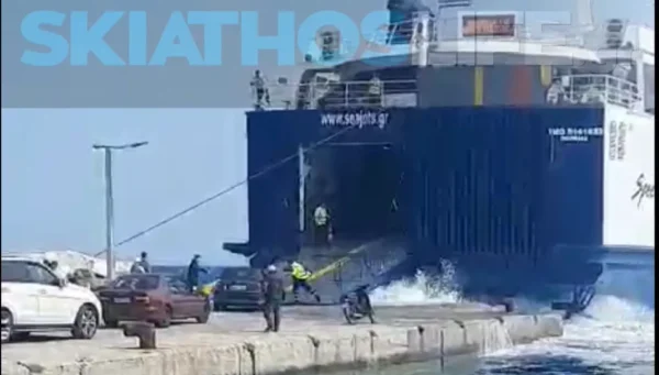 Έσπασε ο κάβος πλοίου στην Αλόννησο ενώ επιβιβάζονταν αυτοκίνητα - video