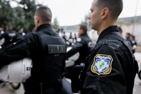 Σοκ στη Μύκονο: Αστυνομικοί ξυλοφόρτωσαν 45χρονο που έπαθε γλυκαιμικό σοκ – Τον πέρασαν για τοξικομανή