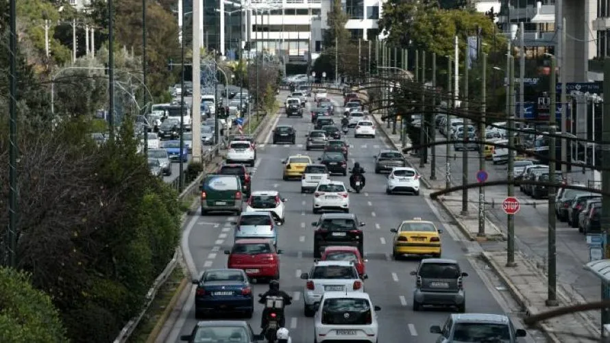 Γιατί μπαίνει ο ελληνικός σταυρός στα φανάρια -Τι σημαίνει, τι πρέπει να κάνεις όταν το συναντήσεις
