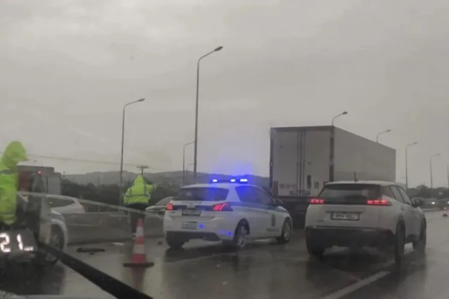 Θεσσαλονίκη: Τροχαίο ατύχημα με νταλίκα στο Δερβένι