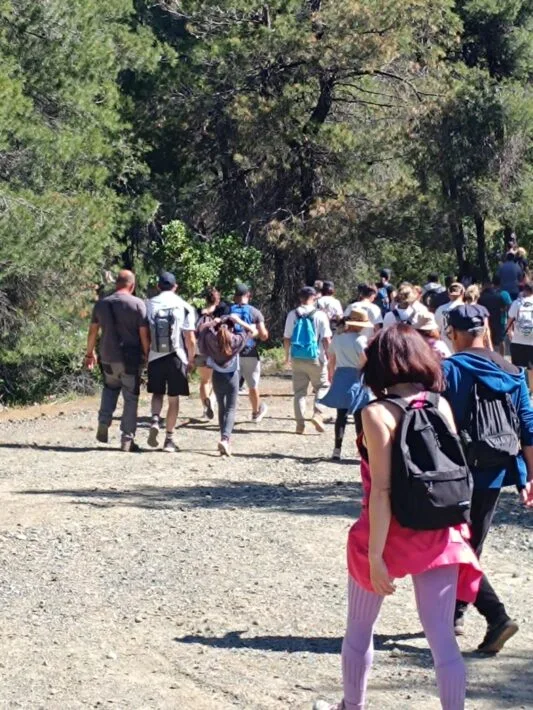 Χιλιάδες κόσμου περπατούν 20χλμ για τάμα στον Άγιο Ιωάννη Ρώσσο