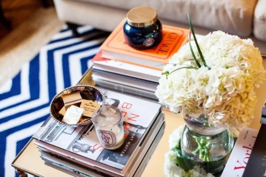 5 ιδέες για να διακοσμήσετε το coffee table με στιλ και ισορροπία