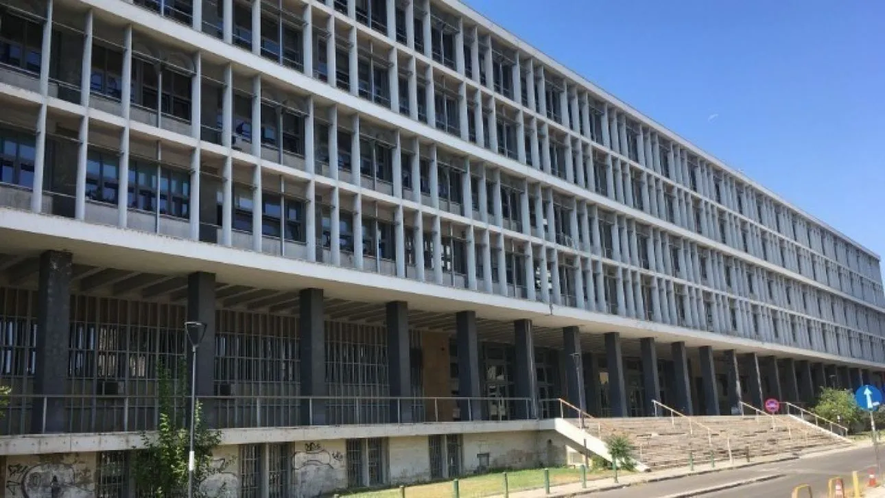 dikastirio Μυστήριο με 10.000 ευρώ που έκαναν «φτερά» από σπίτι φοιτήτριας στη Θεσσαλονίκη - Αθώοι ο Ισπανός συγκάτοικος και οι φίλοι του