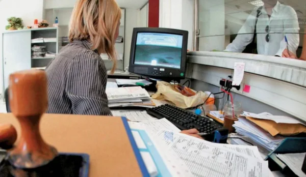 Αυξήσεις μισθών και αναδρομικά από Ιούνιο για 40.000 δημοσίους υπαλλήλους