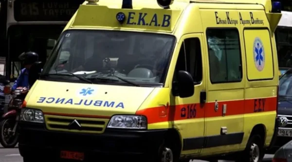 Ανάβυσσος: Τροχαίο με δύο αυτοκίνητα και μία μοτοσικλέτα – Μία σοβαρά τραυματίας