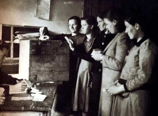 Οι Ελληνίδες στις κάλπες: 28 Μαΐου 1952- Ψηφίζεται από τη Βουλή νόμος για την παροχή πλήρων πολιτικών δικαιωμάτων