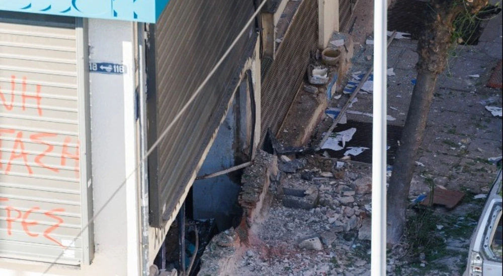 Σοκ στη Θεσσαλονίκη: Νεκρή 38χρονη γυναίκα μετά από έκρηξη έξω από υποκατάστημα τράπεζας