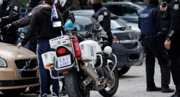 Θεσσαλονίκη: Αστυνομικός τραυματίστηκε ελαφρά σε σύγκρουση της μοτοσυκλέτας του με άλλες δύο