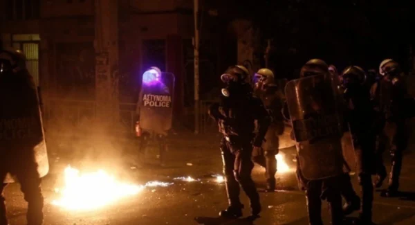 Επεισόδια τα ξημερώματα στα Εξάρχεια - Τραυματίστηκαν 3 αστυνομικοί, έγιναν 7 συλλήψεις