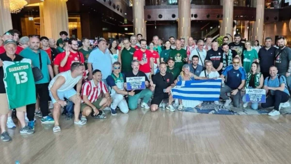 Αγκαλιασμένοι φίλαθλοι του Ολυμπιακού και του Παναθηναϊκού στο Άμπου Ντάμπι
