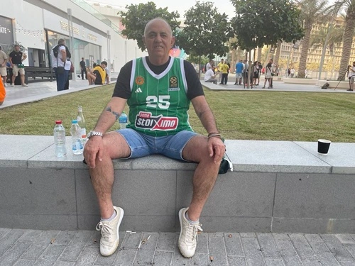 Αγκαλιασμένοι φίλαθλοι του Ολυμπιακού και του Παναθηναϊκού στο Άμπου Ντάμπι