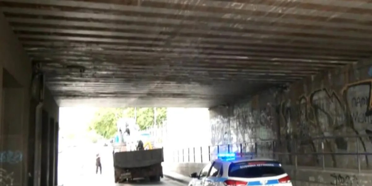 Θεσσαλονίκη: Φορτηγό «κόλλησε» κάτω από τη γέφυρα της οδού Αγίων Πάντων