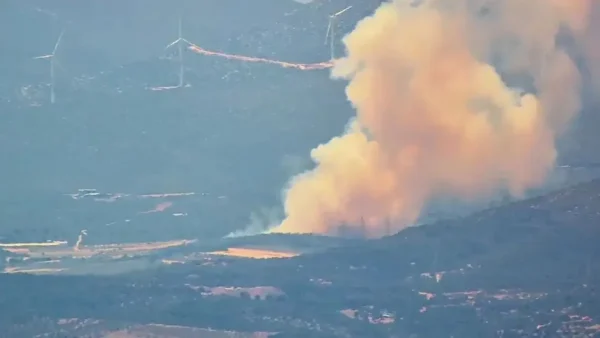 Φωτιά στη Ριτσώνα: Σηκώθηκαν ελικόπτερα και αεροσκάφη