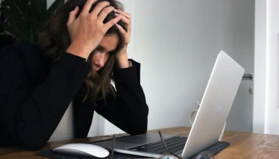 Ψυχική εξουθένωση: 10 σημάδια ότι ο εγκέφαλός σας χρειάζεται επανεκκίνηση