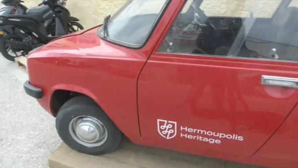 “Enfield 8000”: Το πρώτο ελληνικό ηλεκτρικό αυτοκίνητο κατασκευάστηκε στη Σύρο - video