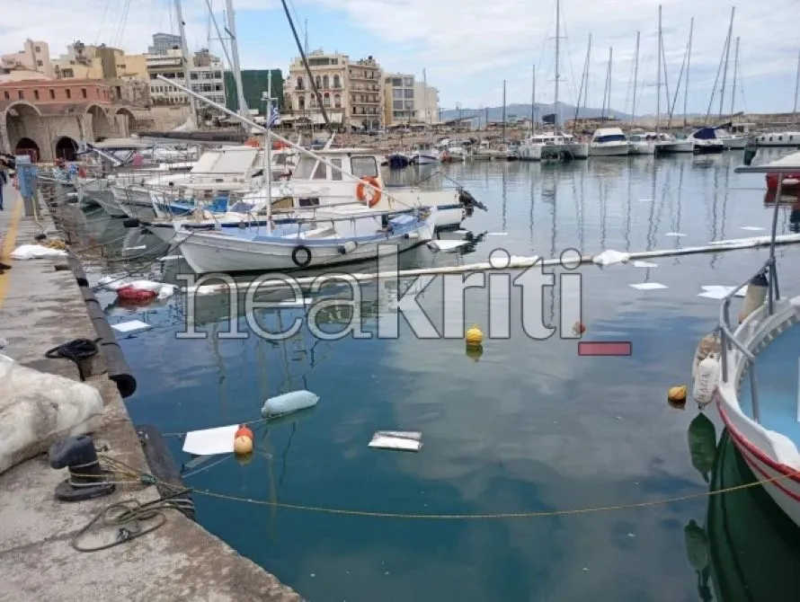 Κρήτη: Βυθίστηκε σκάφος στο λιμάνι Ηρακλείου – Συναγερμός για μικρής έκτασης θαλάσσια ρύπανση (φωτο & video)