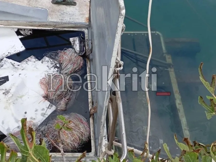 Κρήτη: Βυθίστηκε σκάφος στο λιμάνι Ηρακλείου – Συναγερμός για μικρής έκτασης θαλάσσια ρύπανση (φωτο & video)