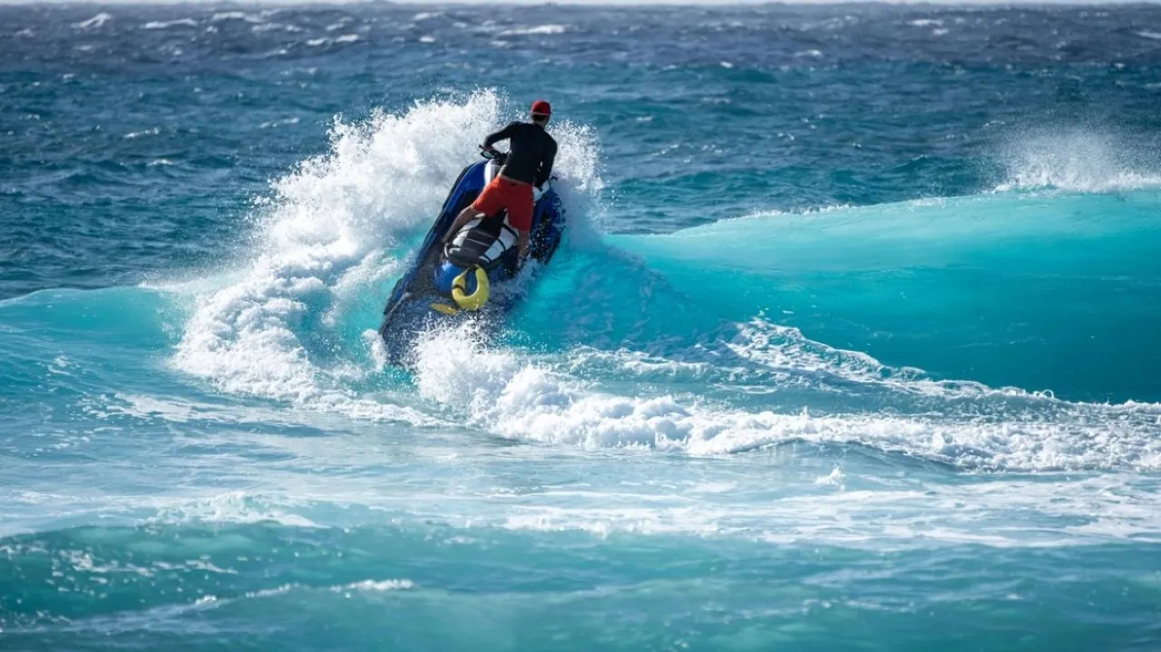 jet-ski Απαγόρευση τζετ σκι στις παραλίες της Αττικής - Αναλυτικά η λίστα