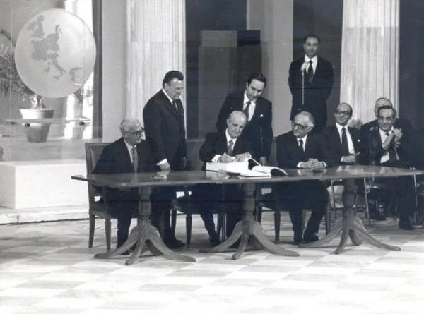 28 Μαΐου 1979: Ο Κωνσταντίνος Καραμανλής υπογράφει τη συμφωνία ένταξης της Ελλάδας στην ΕΟΚ
