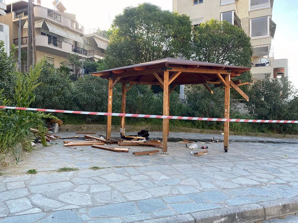 Καβάλα: ΙΧ έπεσε πάνω σε κιόσκι - Τραυμάτισε δύο παιδιά, στο αυτόφωρο ο 20χρονος οδηγός
