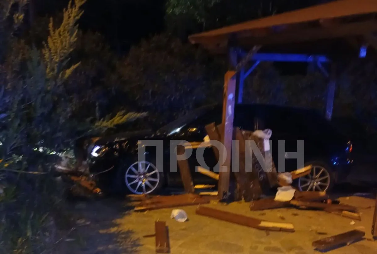 Καβάλα-τροχαιο3 Καβάλα: ΙΧ έπεσε πάνω σε κιόσκι - Τραυμάτισε δύο παιδιά, στο αυτόφωρο ο 20χρονος οδηγός