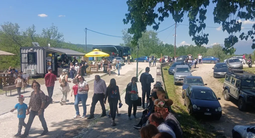 Πρωτομαγιά στις Σέρρες: “Βούλιαξε” από κόσμο η Κερκίνη