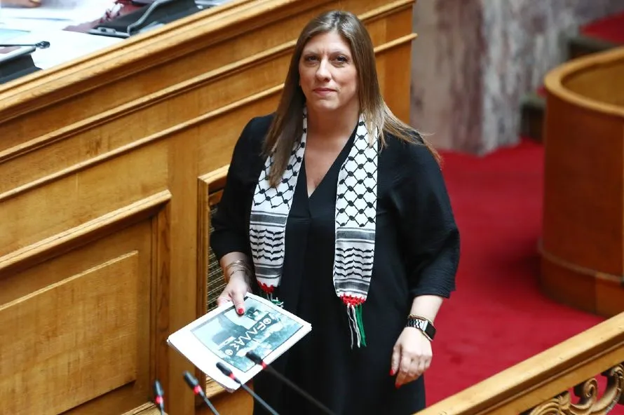 Η Ζωή Κωνσταντοπούλου στη Βουλή με παλαιστινιακή μαντίλα και φωτογραφία του Γρηγόρη Λαμπράκη