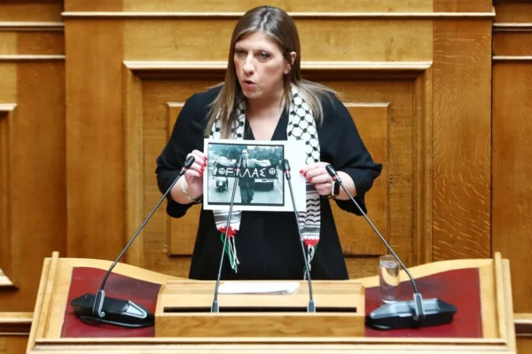 Η Ζωή Κωνσταντοπούλου στη Βουλή με παλαιστινιακή μαντίλα και φωτογραφία του Γρηγόρη Λαμπράκη