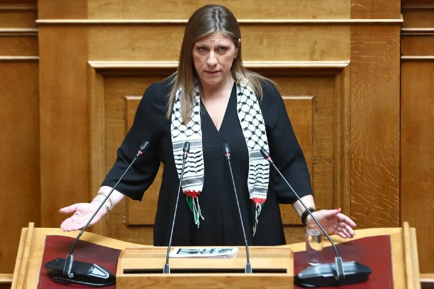 Η Ζωή Κωνσταντοπούλου στη Βουλή με παλαιστινιακή μαντίλα και φωτογραφία του Γρηγόρη Λαμπράκη