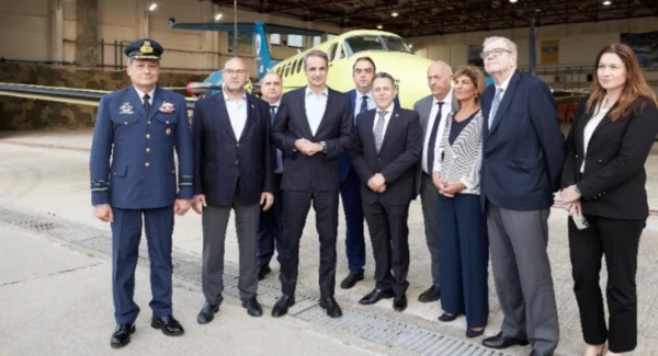 Ο πρωθυπουργός επισκέφθηκε στην Ελευσίνα το νέο αεροπλάνο διακομιδών του ΕΚΑΒ, δωρεά του ΙΣΝ