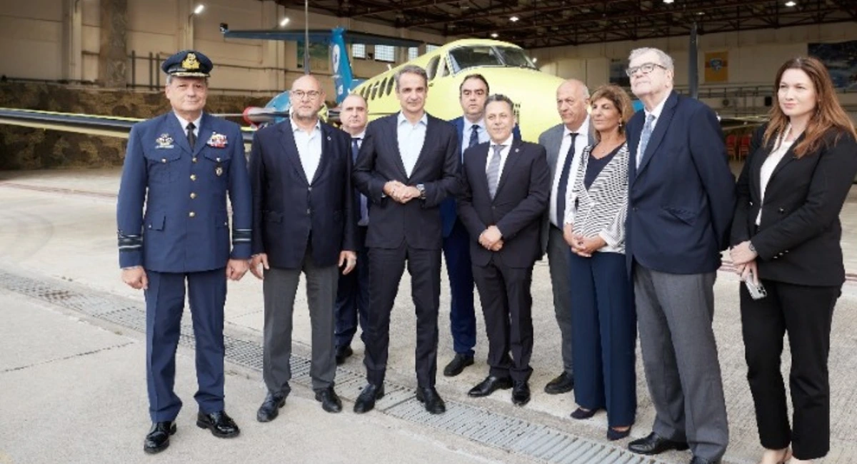 Ο πρωθυπουργός επισκέφθηκε στην Ελευσίνα το νέο αεροπλάνο διακομιδών του ΕΚΑΒ, δωρεά του ΙΣΝ