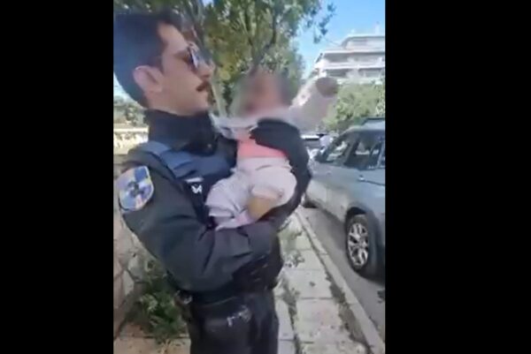Βίντεο: Αστυνομικοί βρίσκουν μωρό δίπλα στους κάδους σκουπιδιών στον Άλιμο