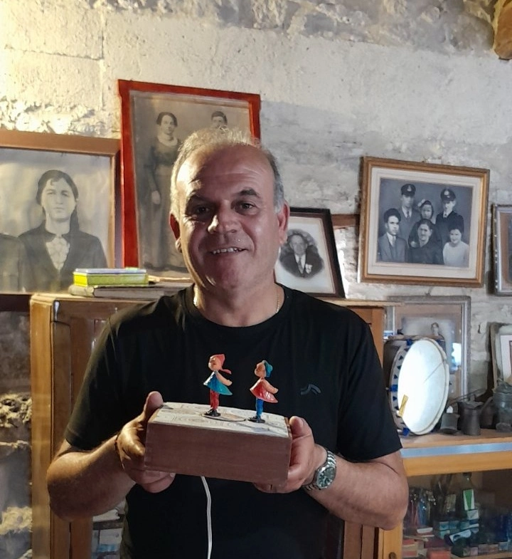 Το παιχνίδι που δεν πουλήθηκε ποτέ - Η μπαλαρίνα και ο αγαπημένος της στη βιτρίνα βιβλιοπωλείου στις Φέρες Έβρου