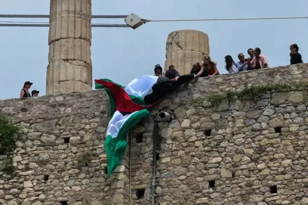 Προσήγαγαν μέλη της Νέας Αριστεράς που προσπάθησαν να ανοίξουν παλαιστινιακή σημαία στην Ακρόπολη